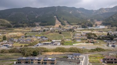 26 Mart 2025 Serene kırsal Japon köyü yeşillik ve dağın ortasında yuva yaptı.