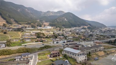 26 Mart 2025 Serene kırsal Japon köyü yeşillik ve dağın ortasında yuva yaptı.