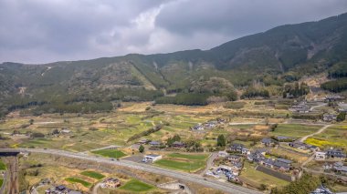 26 Mart 2025 Serene kırsal Japon köyü yeşillik ve dağın ortasında yuva yaptı.