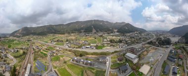 26 Mart 2025 Serene kırsal Japon köyü yeşillik ve dağın ortasında yuva yaptı.