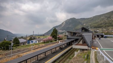 26 Mart 2025 Resimli bir dağ zeminine kurulmuş güzel tren istasyonu
