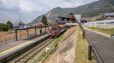 26 Mart 2025 Resimli bir dağ zeminine kurulmuş güzel tren istasyonu