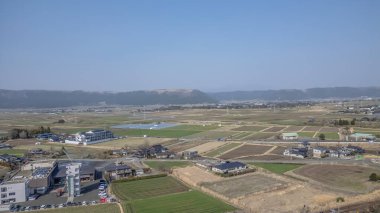 25 Mart 2025 Tarlaları ve evleri olan huzurlu kırsal tarım alanı