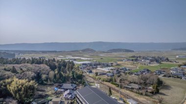 25 Mart 2025 Tarlaları ve evleri olan huzurlu kırsal tarım alanı