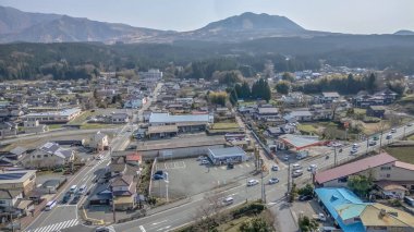 25 Mart 2025 Havacılık perspektifi çevrili sakin bir Japon kasabasını yakalıyor.