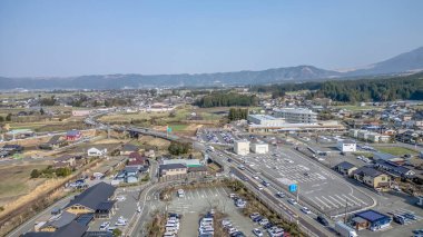 25 Mart 2025 Havacılık perspektifi çevrili sakin bir Japon kasabasını yakalıyor.