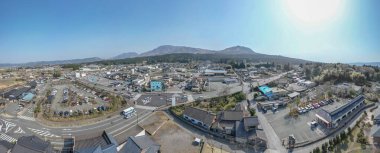 25 Mart 2025 Bir yerleşim alanı ve park yeri içeren pitoresk bir kasaba.