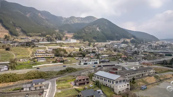 26 Mart 2025 Serene kırsal Japon köyü yeşillik ve dağın ortasında yuva yaptı.