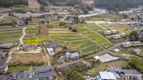 26 Mart 2025 Serene kırsal Japon köyü yeşillik ve dağın ortasında yuva yaptı.
