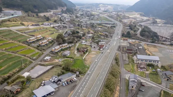 26 Mart 2025 Serene kırsal Japon köyü yeşillik ve dağın ortasında yuva yaptı.