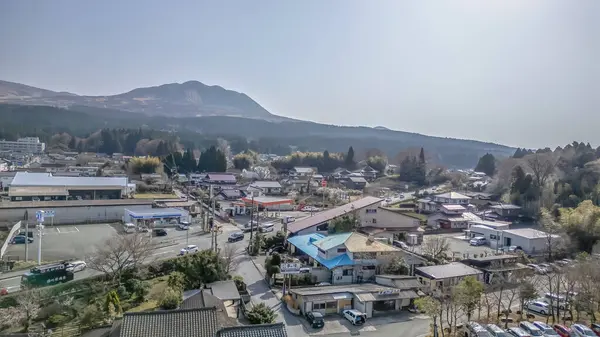 25 Mart 2025 Tarlalar ve binalarla çevrili kırsal bir tren istasyonu manzarası,