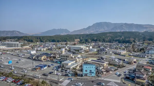 25 Mart 2025 Tarlalar ve binalarla çevrili kırsal bir tren istasyonu manzarası,