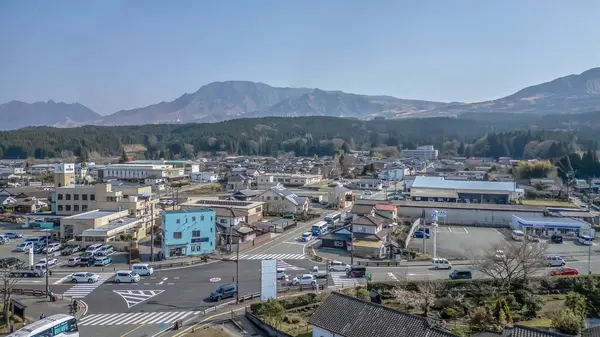 25 Mart 2025 Tarlalar ve binalarla çevrili kırsal bir tren istasyonu manzarası,