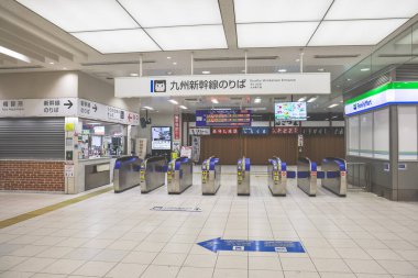 22 Mart 2025 Japonya 'da bir tren istasyonu girişinde bilet kapıları yer alıyor.