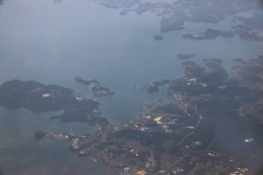 Hava manzarası, sakin okyanuslarla çevrili adaları yakalar.