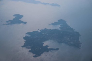 Hava manzarası, sakin okyanuslarla çevrili adaları yakalar.