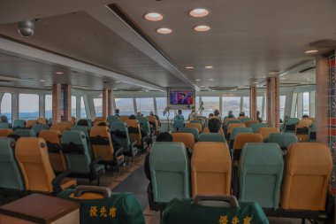 23 Mart 2025 Çağdaş bir feribotta geniş bir oturma alanı,