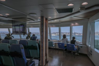 23 Mart 2025 Çağdaş bir feribotta geniş bir oturma alanı,