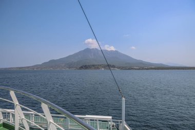 23 Mart 2025 Önplanda sakin bir denizi gösteren bir feribot güvertesinden görüntü