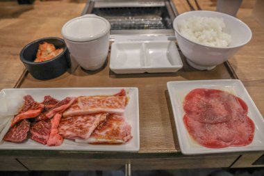 Geleneksel Japon barbekü öğününde taze et