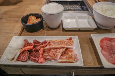 Geleneksel Japon barbekü öğününde taze et