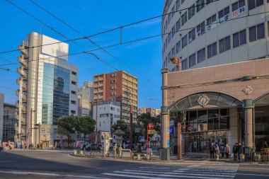 23 Mart 2025 Şehir Merkezi bir alanda bir tramvayın yer aldığı şehir manzarası