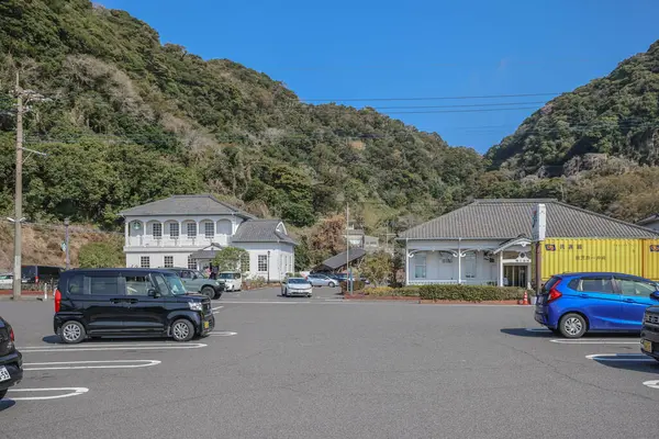 23 Mart 2025 Park halindeki arabaların yer aldığı küçük bir kasaba meydanı.