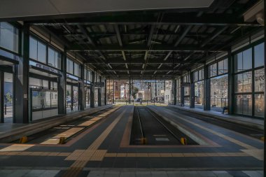 23 Mart 2025 Görünür rayları olan modern bir tramvay istasyonunun içi