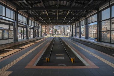 23 Mart 2025 Görünür rayları olan modern bir tramvay istasyonunun içi