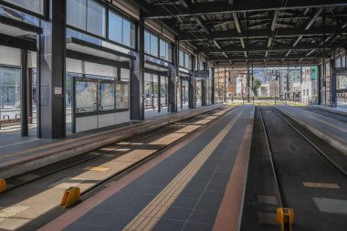 23 Mart 2025 Görünür rayları olan modern bir tramvay istasyonunun içi