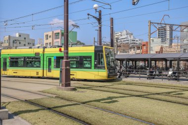 23 Mart 2025 Canlı sarı ve yeşil tramvaylı Şehir Tren İstasyonu