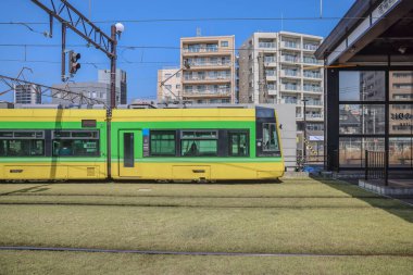 23 Mart 2025 Canlı sarı ve yeşil tramvaylı Şehir Tren İstasyonu