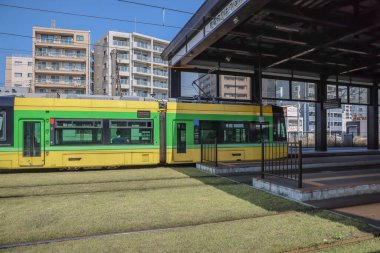 23 Mart 2025 Canlı sarı ve yeşil tramvaylı Şehir Tren İstasyonu