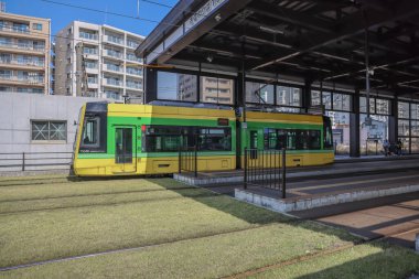 23 Mart 2025 Canlı sarı ve yeşil tramvaylı Şehir Tren İstasyonu