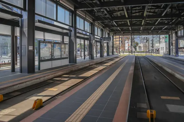 23 Mart 2025 Görünür rayları olan modern bir tramvay istasyonunun içi