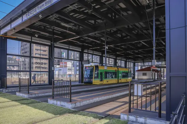 23 Mart 2025 Canlı sarı ve yeşil tramvaylı Şehir Tren İstasyonu