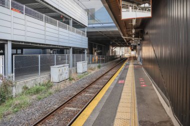 23 Mart 2025 Şehir Tren İstasyonunda bilet satıcısı ve tren peronu gösteriliyor.