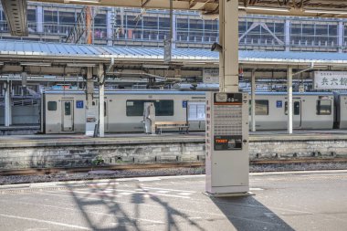 23 Mart 2025 Şehir Tren İstasyonunda bilet satıcısı ve tren peronu gösteriliyor.