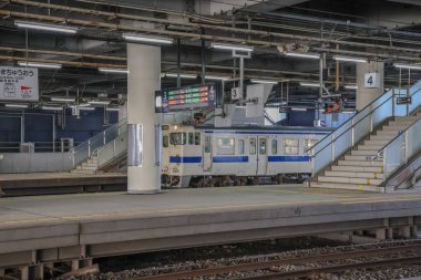 23 Mart 2025 23 Mart 2025 Şık yolcu treni bir şehir tren peronunda konuşlandırıldı