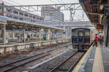 23 Mart 2025 23 Mart 2025 Şık yolcu treni bir şehir tren peronunda konuşlandırıldı