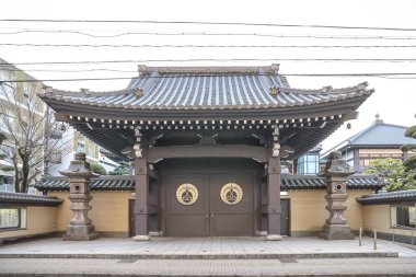 23 Mart 2025 tarihi bir Japon tapınağı. Kapısı var, ağaçları budanmış.