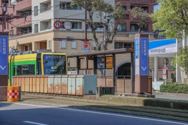 23 Mart 2025 Bir şehir manzarası yol kenarında bir tramvay gösteriyor.