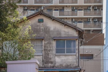 23 Mart 2025 Yaşlanmış, yıpranmış bir evin zıtlığı