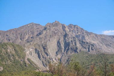 23 Mart 2025 Yeşilliklerle çevrili dramatik kayalık bir dağın büyüleyici manzarası