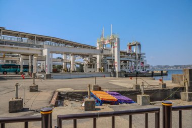Yanaşmış yolcu feribotunu gösteren bir sahil terminali.