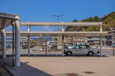 Yanaşmış yolcu feribotunu gösteren bir sahil terminali.