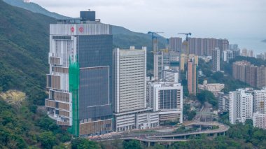 Şehir ve dağ zeminine karşı yüksek bina kuruldu.