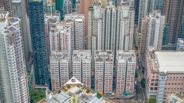 Şehir sokakları yüksek binalarla çevrili, hk