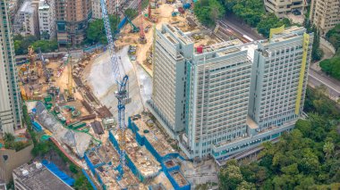 Yakınındaki yüksek binaların olduğu bir inşaat sahası.