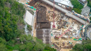 Gökdelenleri ve Yoğun Yeşillikleri olan Rıhtımın İnşaatı